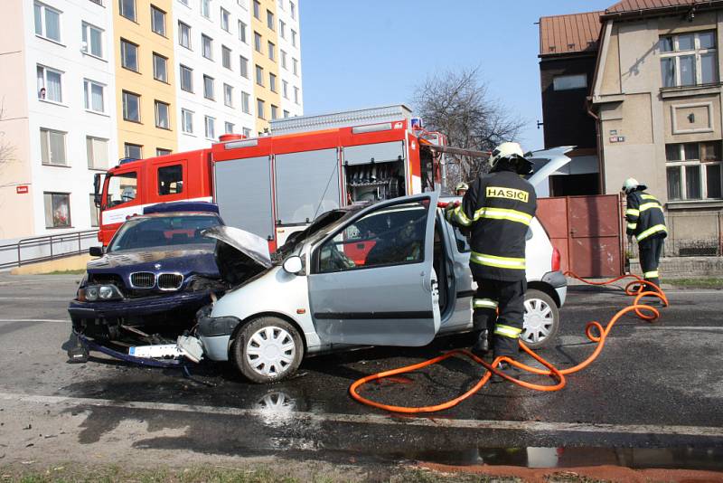 Nehoda ve Zbožské ulici, pri níž hořelo auto
