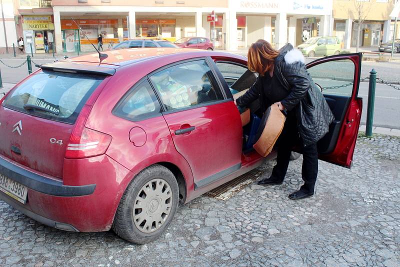 Loňská sbírka na nymburské radnici a převzetí darovaných věcí zástupkyní depozita Catky.