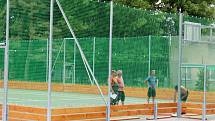 Finální úpravy nového multifunkčního sportovního hřiště za Základní školou Tyršova v Nymburce.