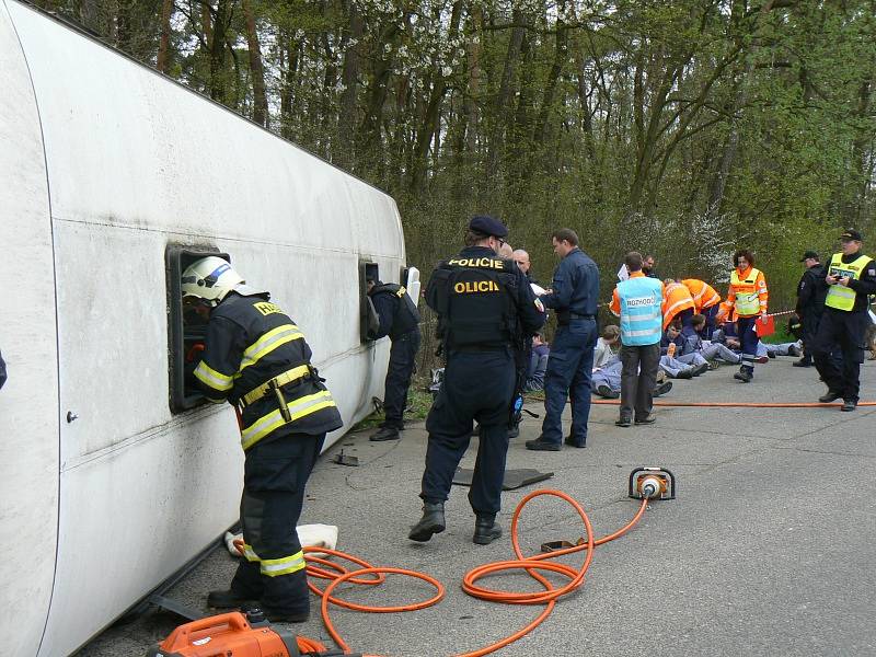 Cvičení simulující nehodu autobusu převážejícího vězně