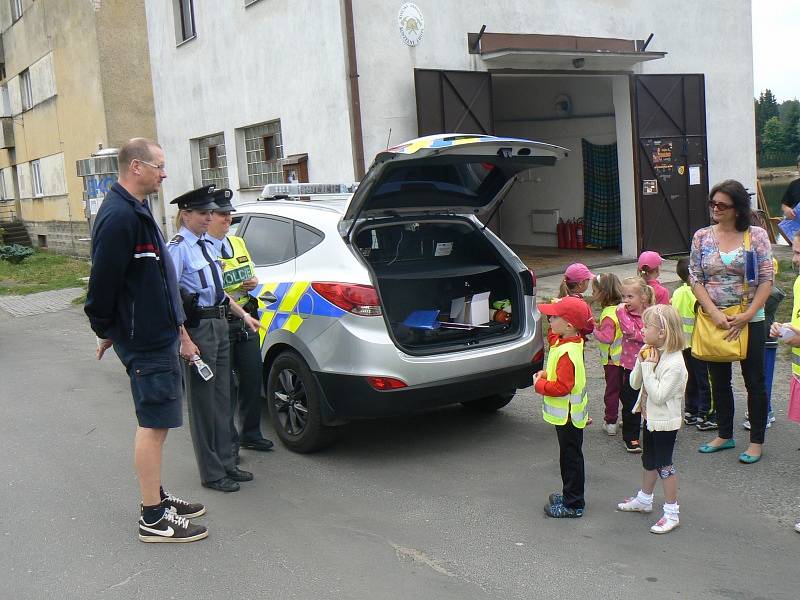 Při dopravní akci asistovaly děti z Kostelní Lhoty