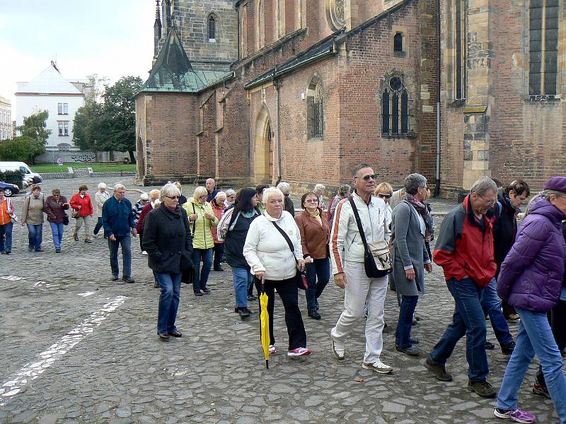 Při prohlídce se skupina seniorů zastavila také na Kostelním náměstí.