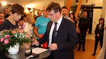 Ustavující zastupitelstvo zvolilo nové vedení města v Lysé nad Labem. Součástí slavnostního večera bylo i složení slibu a jeho podpis.