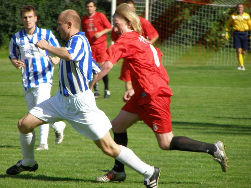 Z okresního derby fotbalové I.B třídy Slovan Lysá - Sadská (1:3)