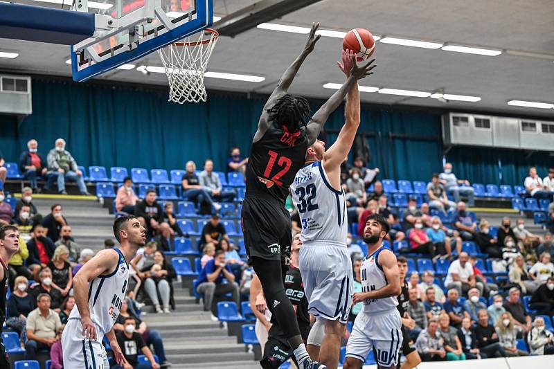 Z basketbalového utkání Kooperativa NBL Kolín - Nymburk (86:91)