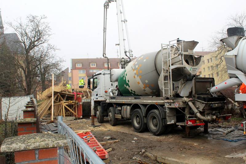 Ve čtvrtek před polednem jsme s naším objektivem vyfotili práce nad parkovištěm u Labe, kde z obřích míchaček a jejich hadic tekl beton do připravené konstrukce.