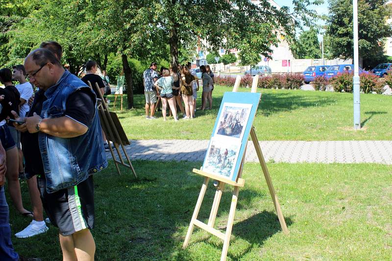 Z výstavy a odhalení pamětní desky malíři Josefu Štěrbovi na náměstí v Městci Králové.