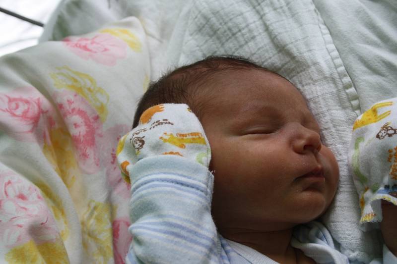 JAN, HONZÍK, JENÍČEK. Jan VOSTŘES se narodil 17. dubna 2016 jen 34 minut po půlnoci. První potomek maminky Veroniky a táty Jana z Břežan II vážil 3 080 g a měřil 49 cm. 