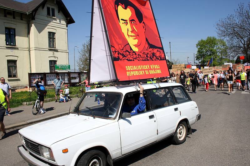 Demonstrace před Obecním domem v Nymburce kvůli účasti prezidenta Miloše Zemana na sjezdu Komunistické strany Čech a Moravy.