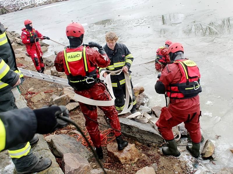 Z nácviku záchrany tonoucího profesionálními hasiči v prostorách přístaviště u hradeb v Nymburce.