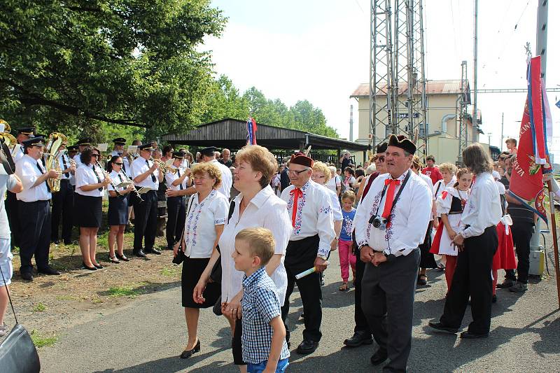 Legiovlak se třinácti vagóny, který byl postaven jako připomínka 100 let od těžkých časů československých legionářů v Rusku, stojí v těchto dnech na nádraží v Lysé nad Labem.