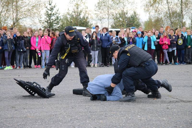 Na branném dnu v bývalém vojenském prostoru u Milovic se představili policisté, hasiči i záchranka. 