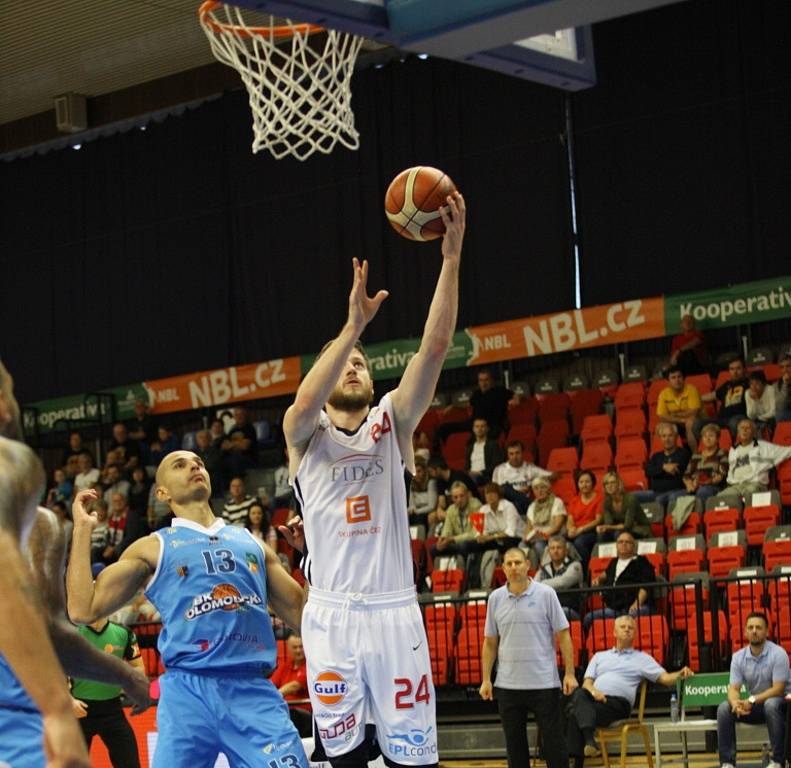 Z basketbalového utkání NBL Nymburk - Olomoucko (124:62)