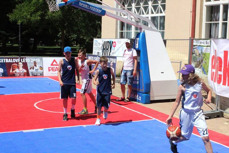 Mezinárodní turnaj v basketu tři na tři se hrál na poděbradské kolonádě.