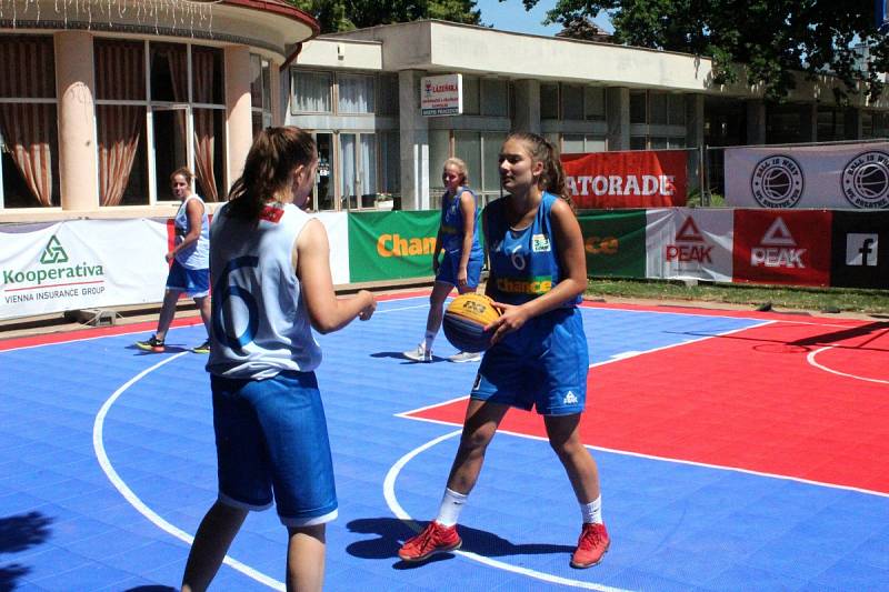 Mezinárodní turnaj v basketu tři na tři se hrál na poděbradské kolonádě.