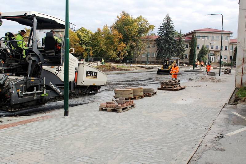 Ve čtvrtek byl položen betonový povrch, od pátečního rána už jsou jednotlivé části křižovatky s přilehlými úseky pokrývány vrstvou asfaltu.