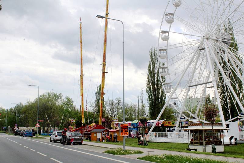 Lunapark nabízí atrakce za nádražím v Poděbradech.