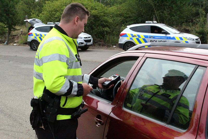 Policisté na milovickém festivalu spolupracovali s celníky i akademiky při odhalování drogových deliktů. Přivezli si originální přístroj, plynový chromatograf.