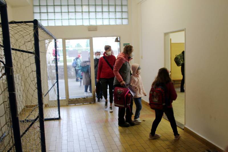 Část tříd nymburských škol zůstává v karanténě. Snímky jsou z loňského návratu žáků ZŠ Letců R.A.F. do školy po delším uzavření kvůli koronaviru.