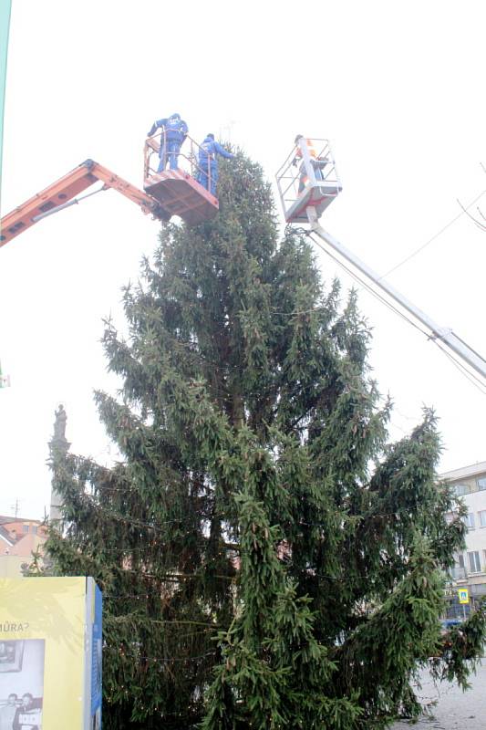 Ačkoliv oficiální rozsvícení vánočního stromu se uskuteční až nadcházející neděli, už nyní dostal první slavnostní výzdobu.