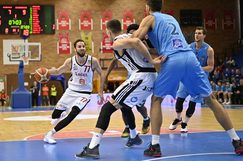 Z basketbalového utkání semifinálové série NBL Nymburk - Olomoucko (103:80)