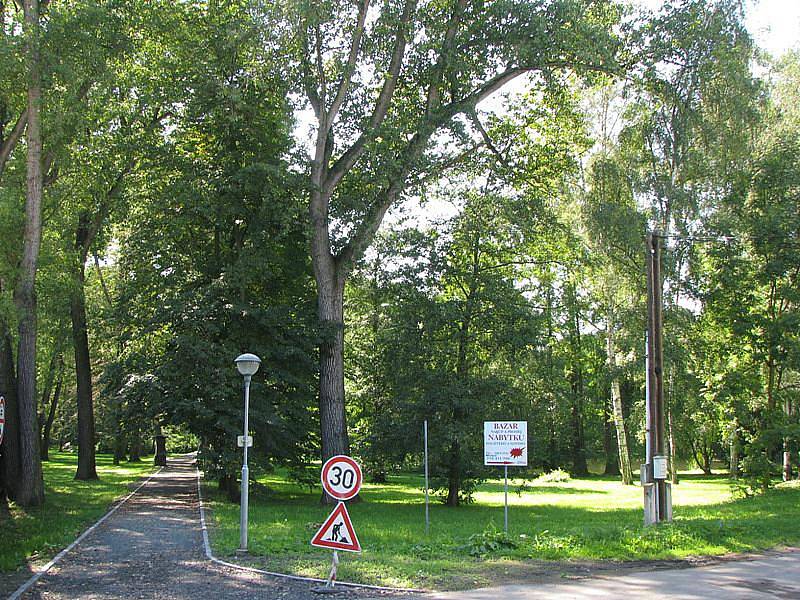 Okolí Havířského kostelíčka a rybníčku v Polabci, kde má vzniknout park. 