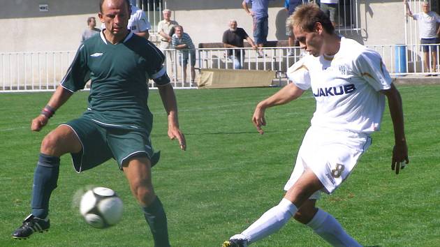 Fotbalisté Unionu Čelákovice (hrají v zeleném) doma prohráli s Českou Lípou