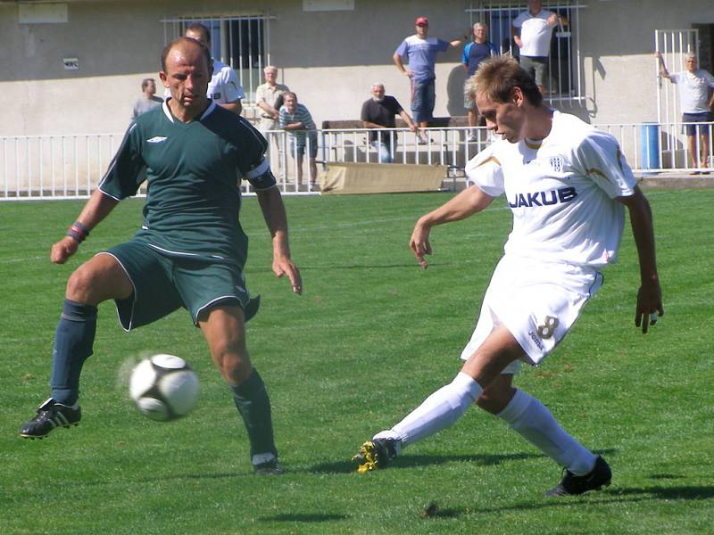 Fotbalisté Unionu Čelákovice (hrají v zeleném) doma prohráli s Českou Lípou