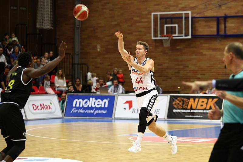 Basketbalisté Nymburka (v bílém) hráli další zápas Ligy mistrů na své palubovce. Soupeřem jim byly Antverpy.