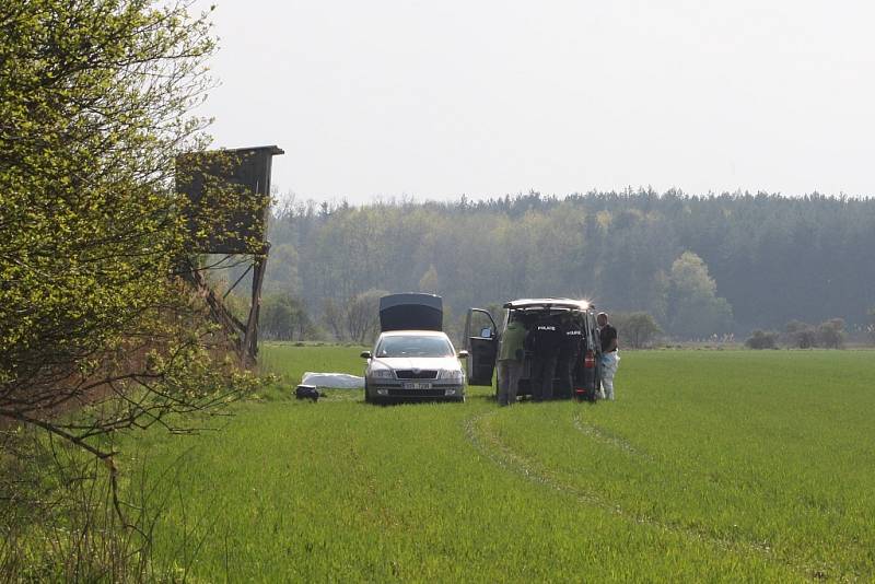 Policie ohledává místo, kde našli myslivci mrtvolu.