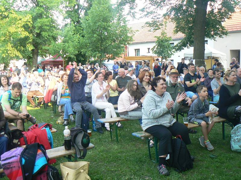 Folkový festival potěšil pod vodárnou.