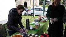 Na podzimní Restaurant Day přišly k zimnímu stadionu stovky lidí.