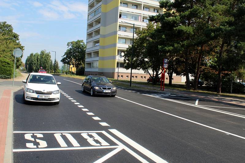 Zrekonstruovaná Okružní ulice na sídlišti v Nymburce.