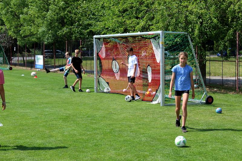 Sportovní týden pro nymburské děti připravili organizátoři na nymburském Vesláku. Ve středu dorazili šesťáci ze všech základních škol.