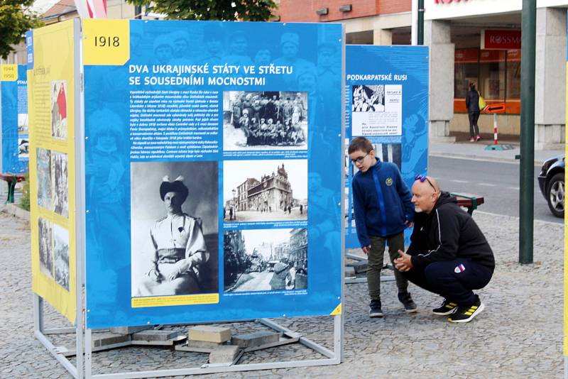Třicet let nezávislosti Ukrajiny připomíná výstava na nymburském náměstí Přemyslovců.
