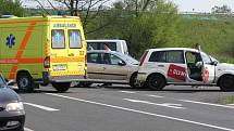 Jedna z několika vážných dopravních nehod, které se staly v pondělí na Nymbursku, byla opět u výjezdu z obchvatu u Poděbradky.
