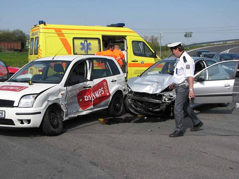 Jedna z několika vážných dopravních nehod, které se staly v pondělí na Nymbursku, byla opět u výjezdu z obchvatu u Poděbradky.