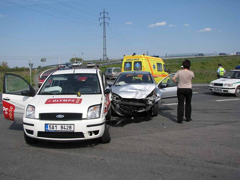 Jedna z několika vážných dopravních nehod, které se staly v pondělí na Nymbursku, byla opět u výjezdu z obchvatu u Poděbradky.