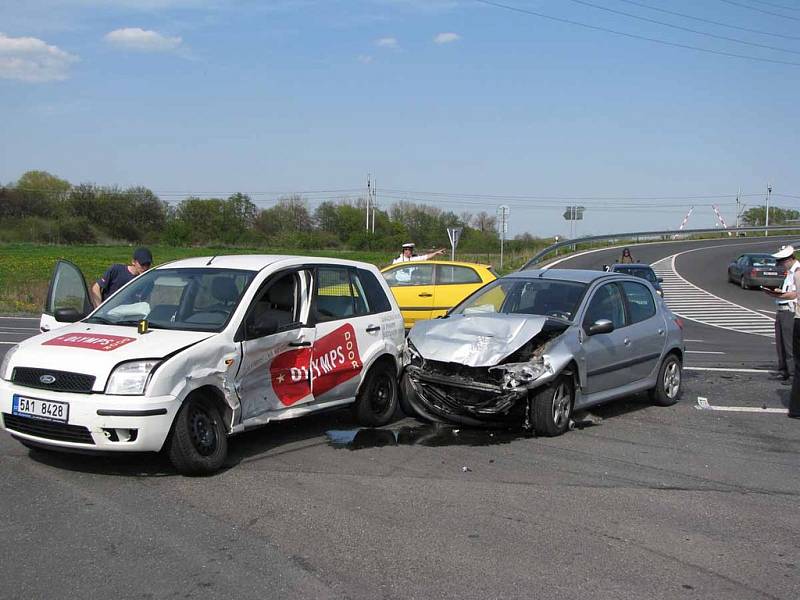 Jedna z několika vážných dopravních nehod, které se staly v pondělí na Nymbursku, byla opět u výjezdu z obchvatu u Poděbradky.