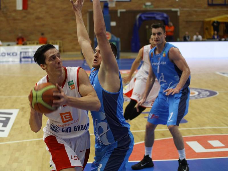 Z basketbalového utkání nejvyšší soutěže Nymburk - Prostějov (83:75)