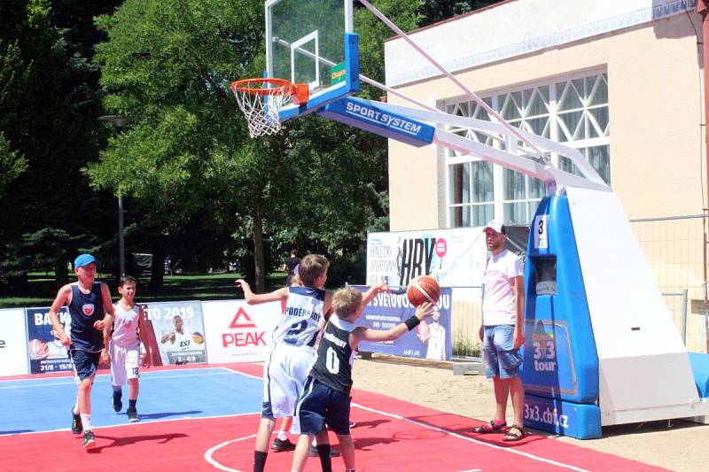 Mezinárodní turnaj v basketu tři na tři se hrál na poděbradské kolonádě.