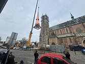 Špička věže se ve čtvrtek 21. března vrátila na kostel svatého Jiljí v Nymburce.
