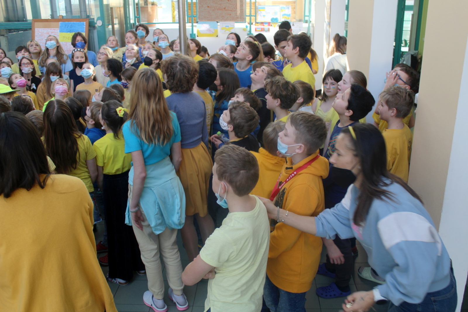 OBRAZEM: Děti přišly do školy ve žlutomodrém oblečení. Vyfotil je dron -  Nymburský deník