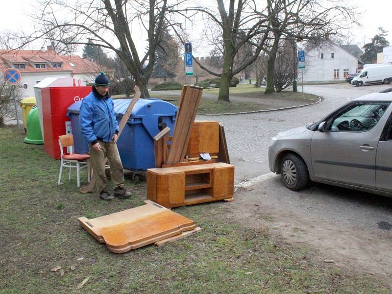 Nábytek u kontejnerového hnízda v lokalitě Na Rejdišti.