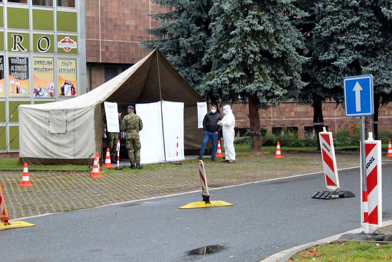 V Nymburce dorazila na parkoviště k Obecnímu domu do půl dvanácté pouze dvě auta.