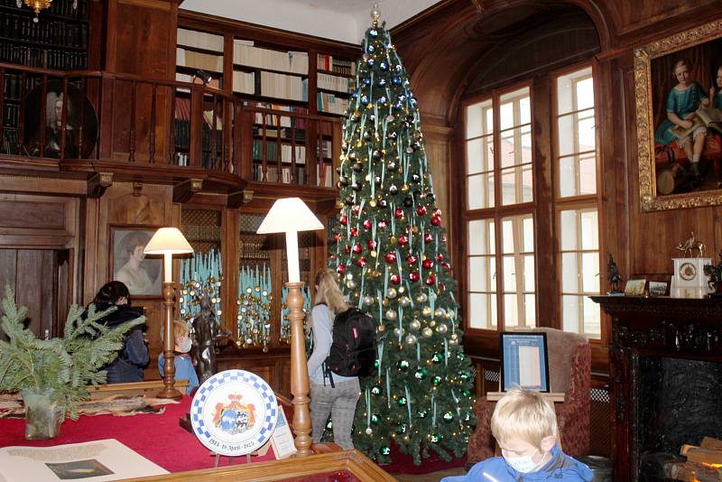 Zahájení expozice s názvem Příběh vánočního stromečku na loučeňském zámku.