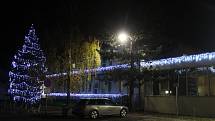 Kromě tradičně krásně nasvíceného centra města evokujícího vánoční atmosféru se tentokrát do světelné parády oblékly i budovy nymburské nemocnice.