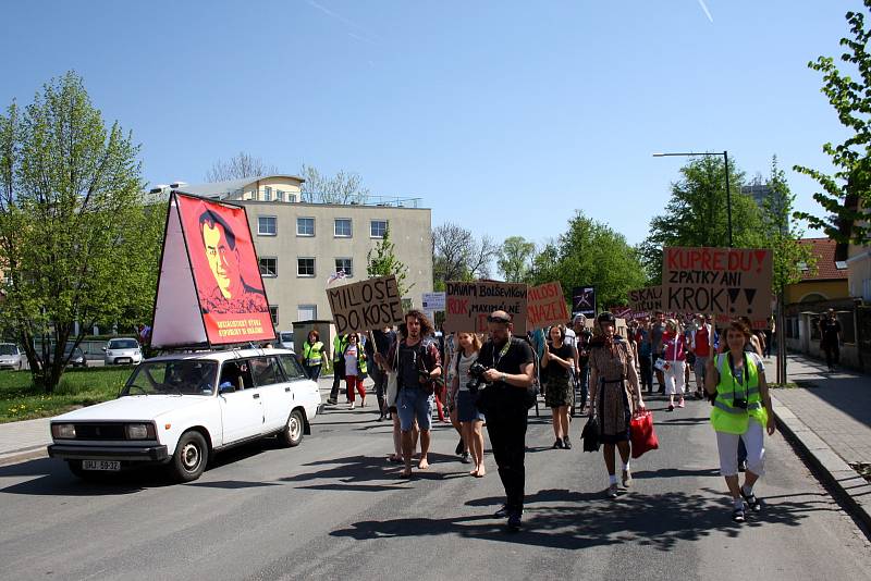 Protesty v Nymburce při jednání sjezdu komunistů a maškarní průvod.