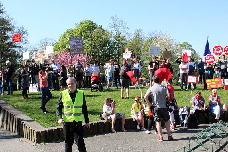 Protesty v Nymburce při jednání sjezdu komunistů a maškarní průvod.