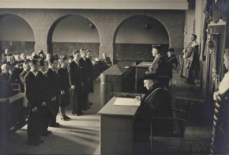 Poprvé jako rektor u promoce, 1939.